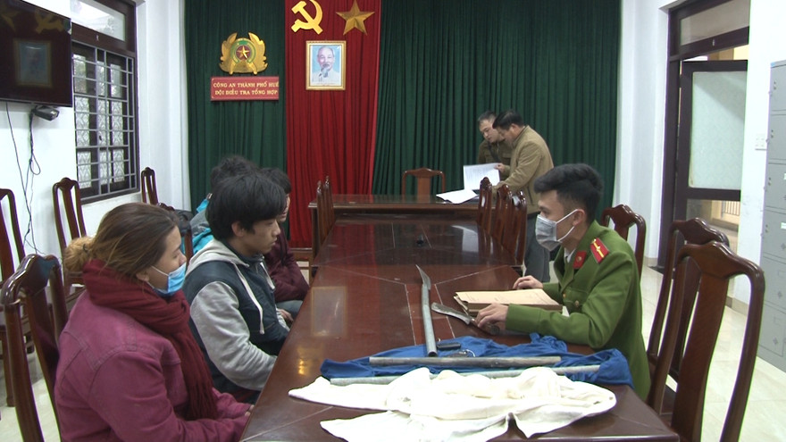 Công an lấy lời khai Phan Thị Hoa và nhóm thanh niên hung hãn xông vào nhà chém người trọng thương.