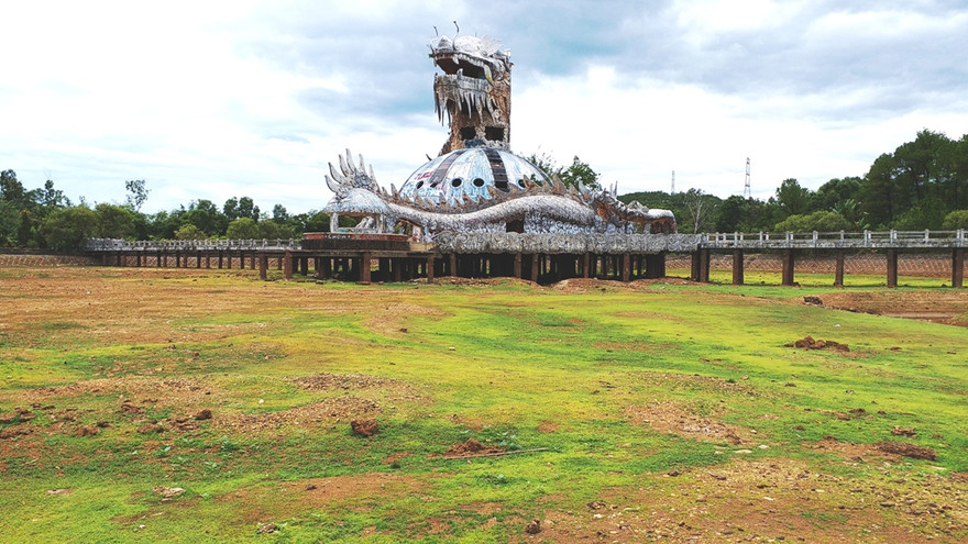 Công viên nước 'kinh dị' không còn nước