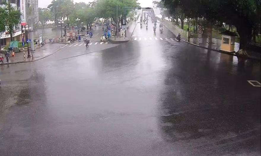 Đường phố tại Huế dần vắng người trước "giờ giới nghiêm" ứng phó bão 13. Ảnh: Hue-S