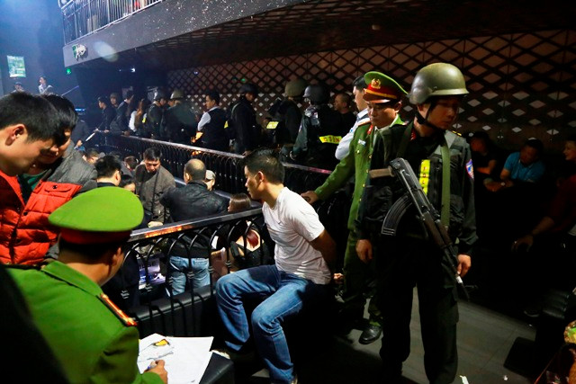 Quá trình đột kích quán bar phá án