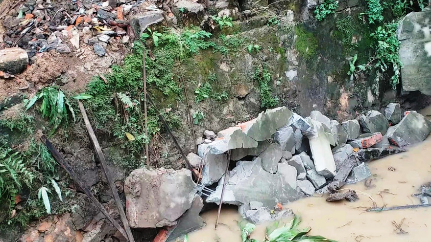 Bức tường bao bảo vệ nhà dân sập đổ, vỡ nát do đào mương sâu ngay cạnh bên