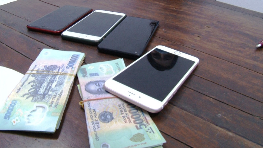 Tang vật chơi lô đề của hai "quý bà" tại Huế.