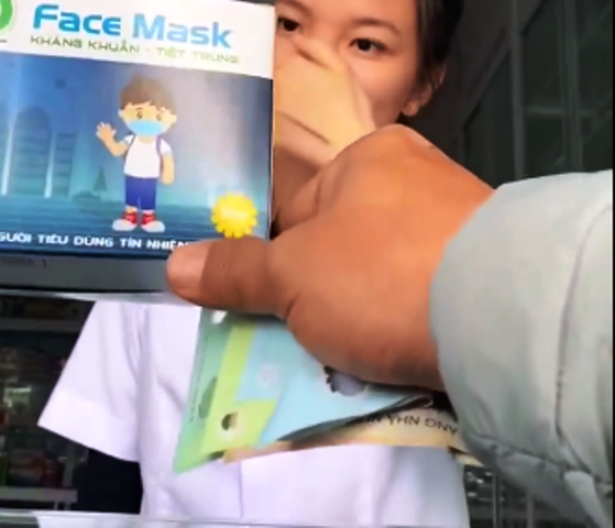 Cty Hồng Lan (Huế) bị xử phạt 50 triệu đồng về hành vi “Lợi dụng điều kiện bất thường định giá bán hàng hóa bất hợp lý” (Ảnh cắt từ clip phản ánh)