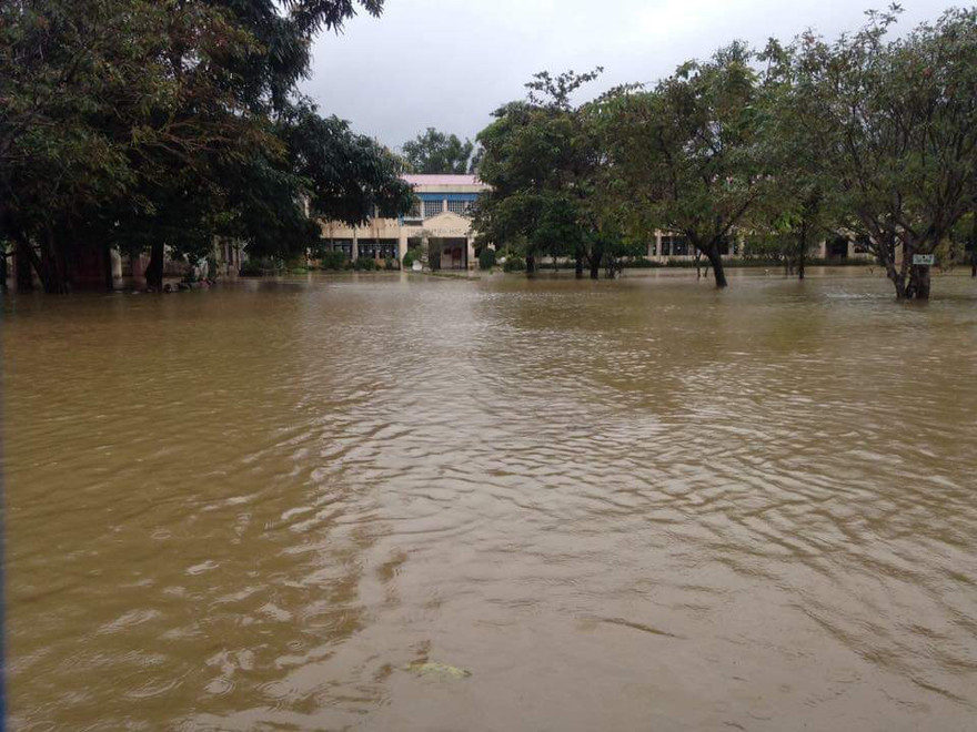 Mưa lũ làm nhiều trường học tại TT-Huế bị ngập sâu, khiến hơn 1.000 học sinh phải nghỉ học trong ngày 10/12