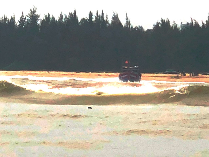 Tàu TTH 95138 TS và phải đá ngầm và mắc cạn.