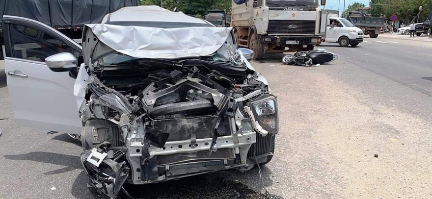 Chiếc "xế hộp" bị hư hỏng nặng sau khi bị xe tải "điên" bất ngờ tông mạnh từ phía sau. (nguồn ảnh FB)