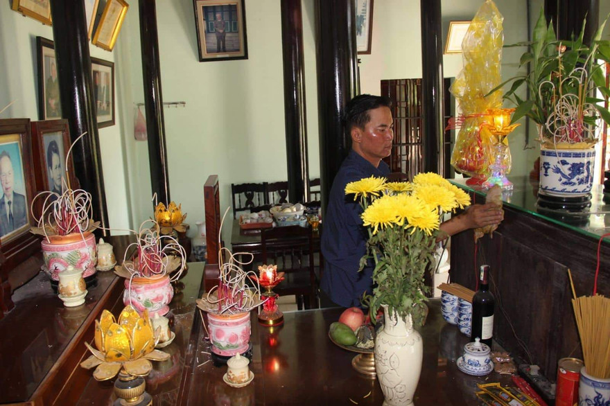 Thắp nhang viếng Đại tướng tại nhà thờ họ Lê của Đại tướng tại xã Lộc An, huyện Phú Lộc, TT-Huế