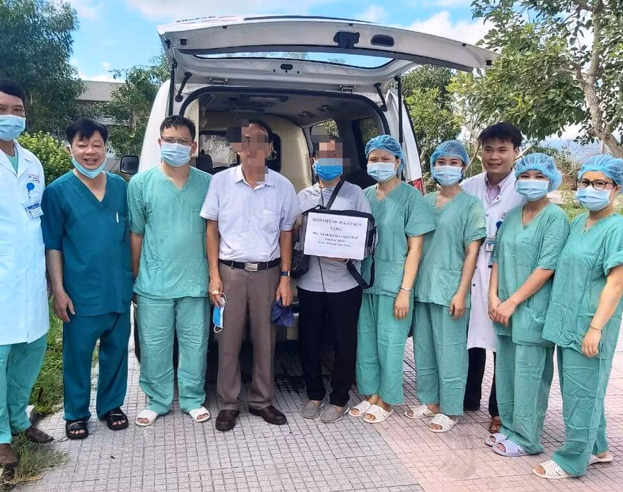 Người nhà bệnh nhân 438 tiếp nhận món quà đặc biệt từ Bệnh viện T.Ư Huế.