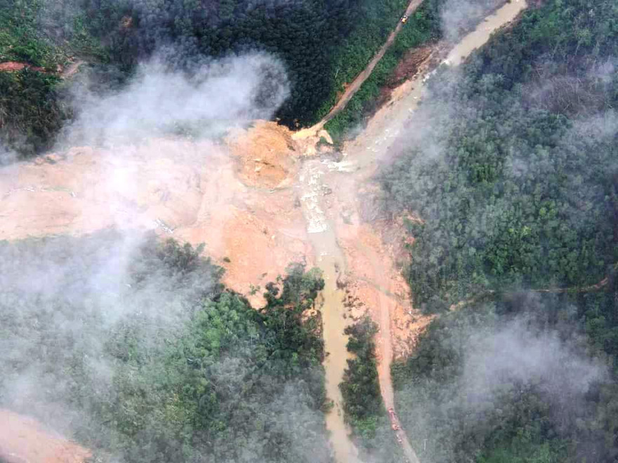 Hiện trường rộng lớn, đường sá bị sạt lở nguy hiểm khiến công tác tìm kiếm cứu hộ cứu nạn gặp khó khăn.