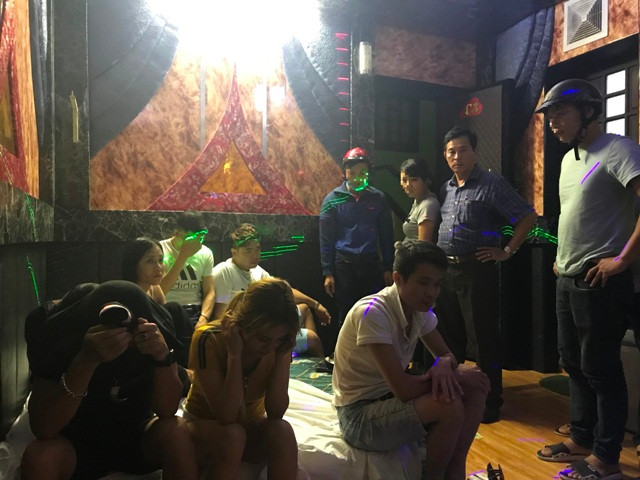 Các nam thanh nữ tú thuê nhà nghỉ "đập đá" bị công an bắt quả tang (ảnh Phong Anh)