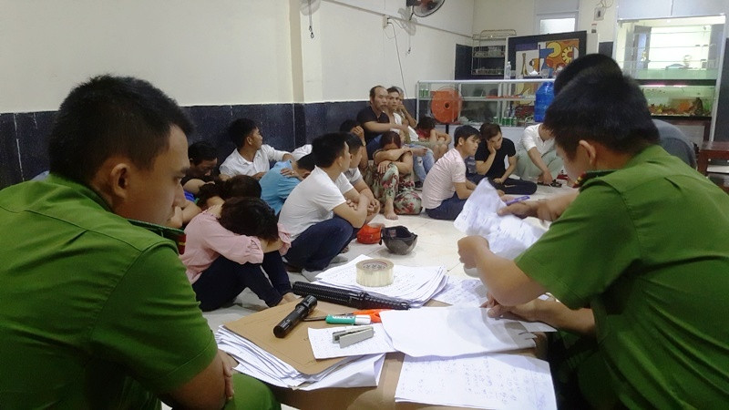 Cảnh sát hình sự phá ổ xóc đĩa trong đêm, thu hàng trăm triệu