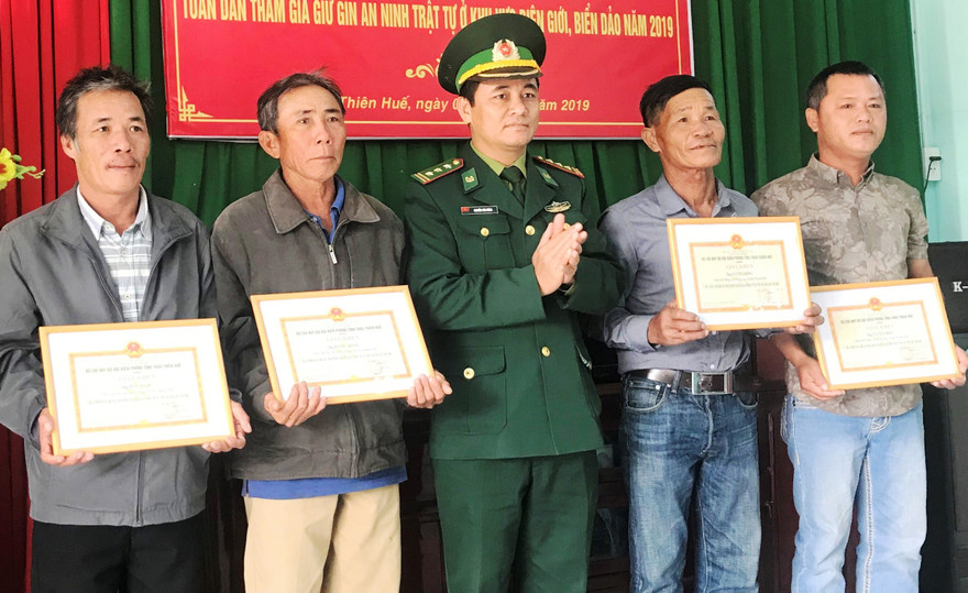 Tuyên dương 4 người dân nhặt được ma túy ven biển mang giao nộp cho Bộ đội Biên phòng