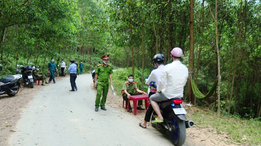 Công an, dân quân tự vệ lập chốt túc trực ngăn chặn người dân tụ tập số đông vào rừng tắm suối bất chấp lệnh cấm.