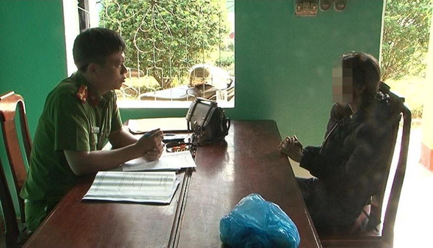 Công an lấy lời khai đối với T. 