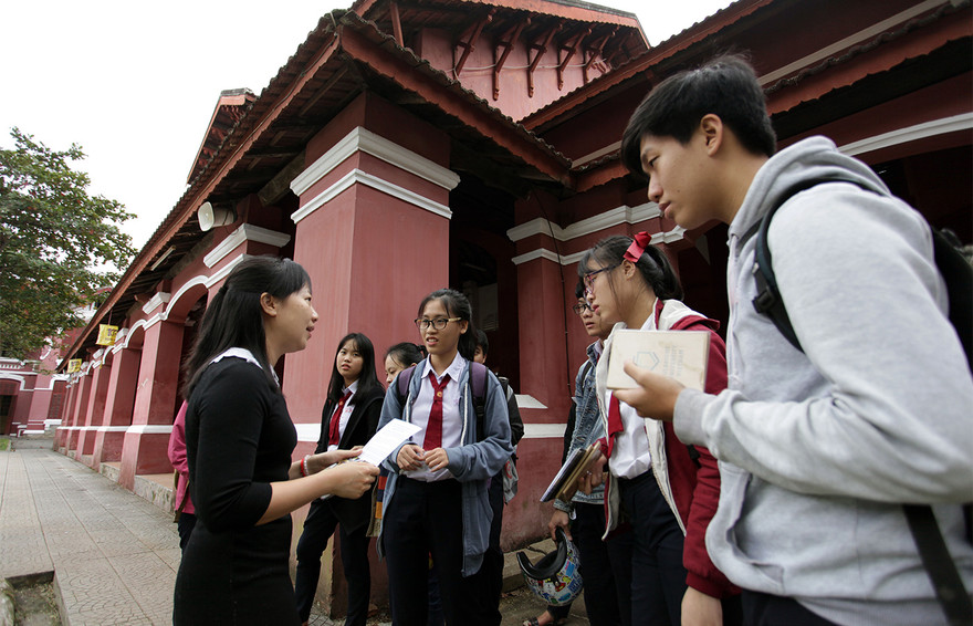 Theo hướng dẫn của Sở GD&ĐT tỉnh TT-Huế, các trường THPT tự chuyển hồ sơ dự thi của học sinh về trường mà học sinh đã được trúng tuyển, nhằm hạn chế tụ tập đông người. Ảnh: Fulbright