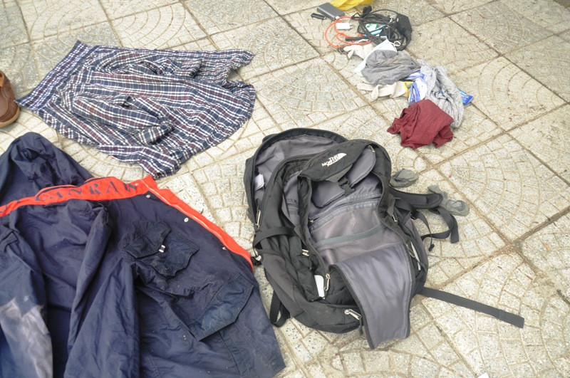 Chiếc ba lô nghi của một nạn nhân được phát hiện tử vong dạt vào bờ vịnh Chân Mây, TT-Huế, hôm 31/7