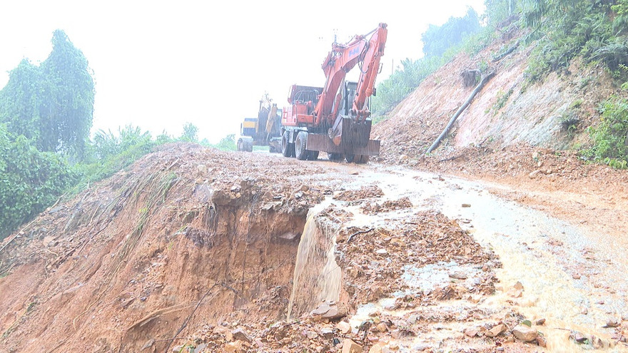 Mở đường tiếp cận mục tiêu sạt lở thủy điện Rào Trăng 3 (ảnh: Bộ CHQS)