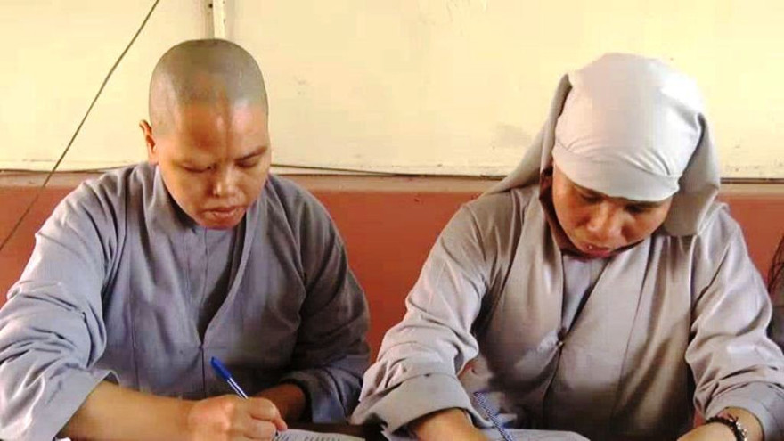 Các ni cô, ni sư tình nguyện đăng ký hiến máu hưởng ứng “Ngày toàn dân hiến máu tình nguyện”.