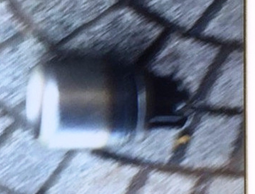 Vật thể giống mìn đặt trước cửa tiệm kinh doanh xe gắn máy khiến nhiều người hoang mang