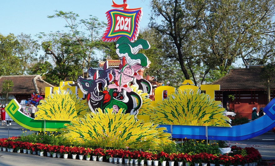 Những sắc hoa bao quanh tạo hình năm Tân Sửu 2021.