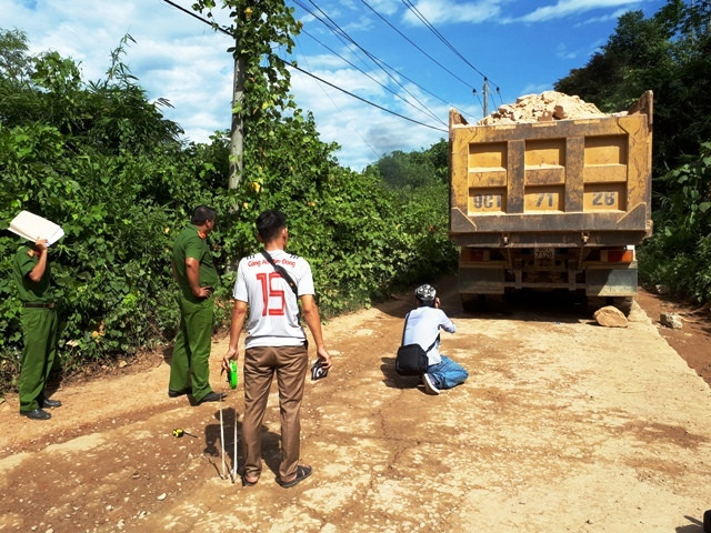 Chiếc xe tải gây tai nạn tại hiện trường. Ảnh: T.Dũng