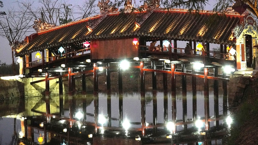 Di tích cầu Ngói Thanh Toàn về đêm.