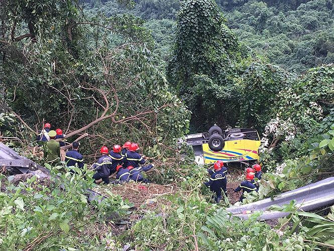 Nhiều giải pháp tăng cường an toàn giao thông qua cung đường đèo Hải Vân nguy hiểm hiện được đặt ra sau vụ xe chở sinh viên rơi vực hôm 8/1