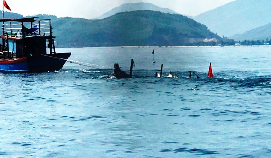 Hiện trường vụ tàu cá nhỏ bị đâm va chìm xuống biển, làm một người chết, một cháu bé mất tích.