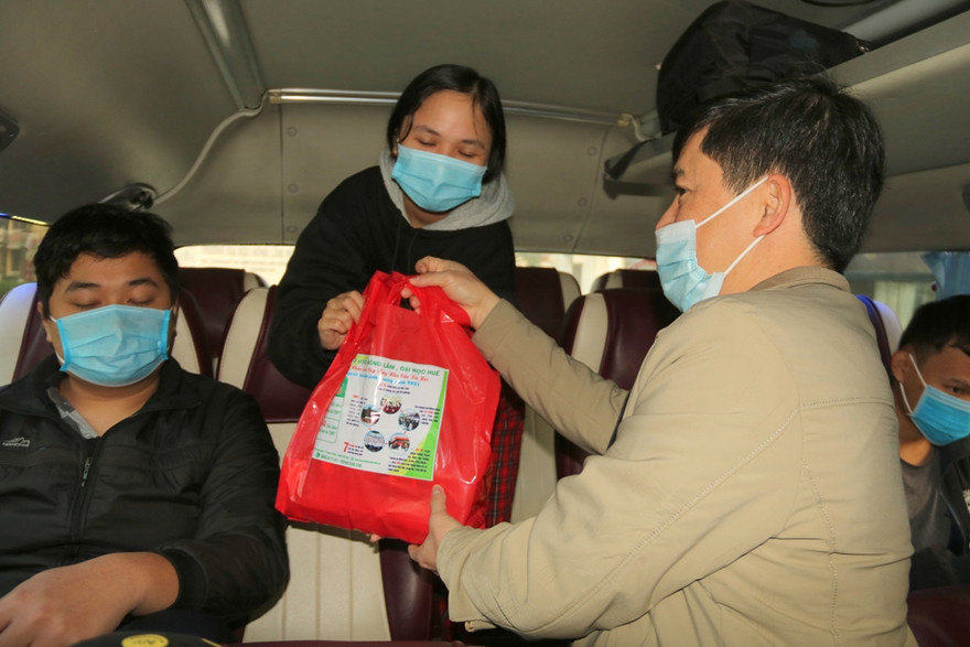 Thầy giáo Lê Đình Phùng, Phó hiệu trưởng Trường Đại học Nông lâm Huế, lên tận xe ô tô tặng quà và tiễn sinh viên về quê đón Tết. Ảnh: Hữu Phúc (baothuathienhue.vn)