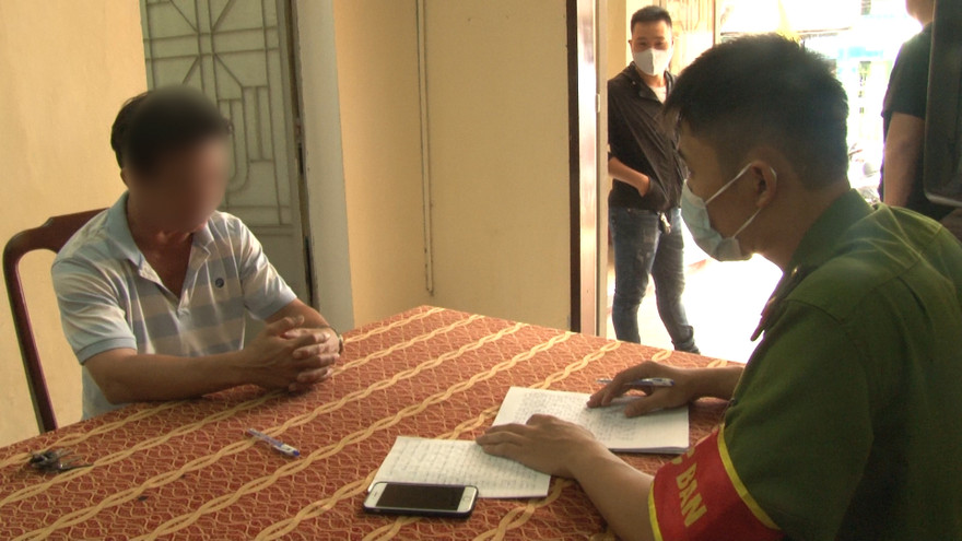 Công an làm việc với người đàn ông đi vệ sinh "bậy" trong công viên ở Huế.