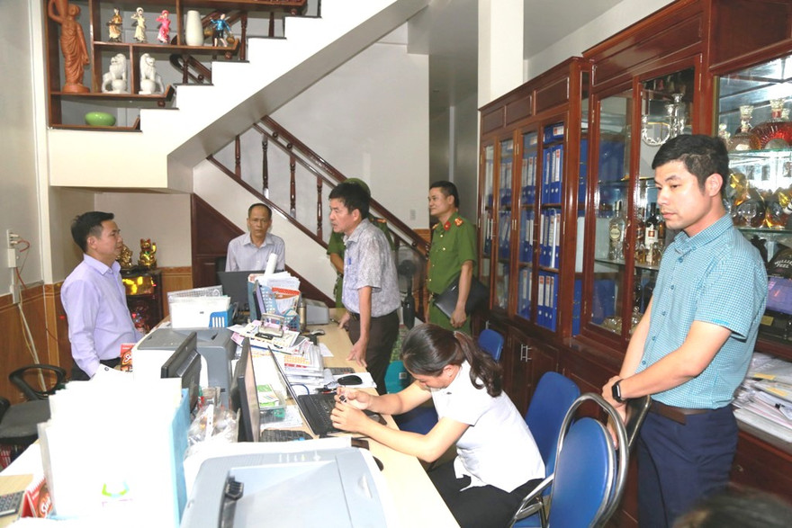 Công an khám xét doanh nghiệp phục vụ công tác điều tra bóc gỡ đường dây mua bán hóa đơn, chứng từ để hợp thức hóa nguồn gốc cát sỏi khai thác và mua bán trái phép tại Huế