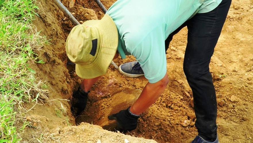 Việc bóc gỡ những vỉa, phiến, tảng đá cổ để trùng tu kè bảo vệ Kinh thành Huế hoàn toàn bằng phương pháp thủ công, nên rất kỳ công, mất nhiều thời gian và nặng nhọc đối với công nhân.