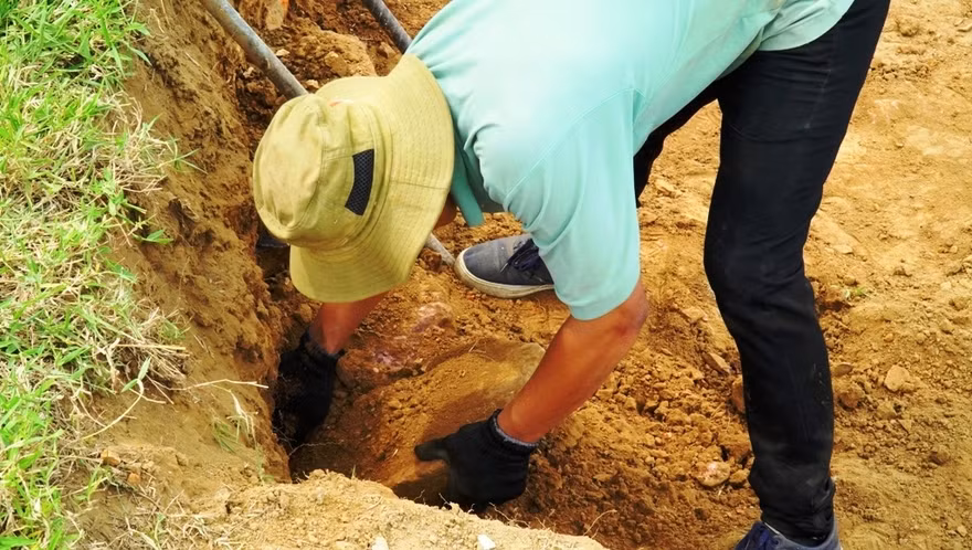 Việc bóc gỡ những vỉa, phiến, tảng đá cổ để trùng tu kè bảo vệ Kinh thành Huế hoàn toàn bằng phương pháp thủ công, nên rất kỳ công, mất nhiều thời gian và nặng nhọc đối với công nhân.