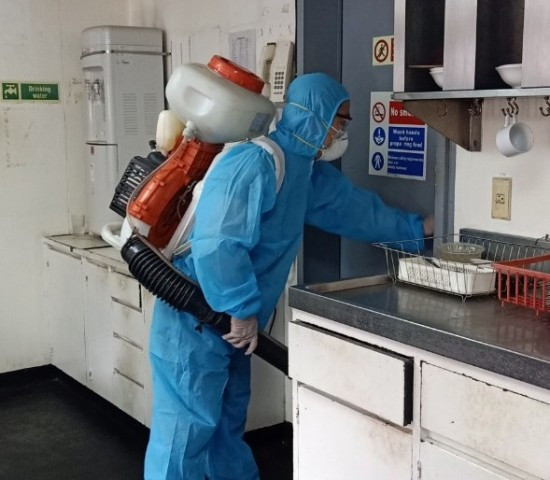 Phun hóa chất khử trùng trên tàu biển có 21 thuyền viên người Trung Quốc, 2 thuyền viên Việt Nam. (ảnh: baothuathienhue.vn)