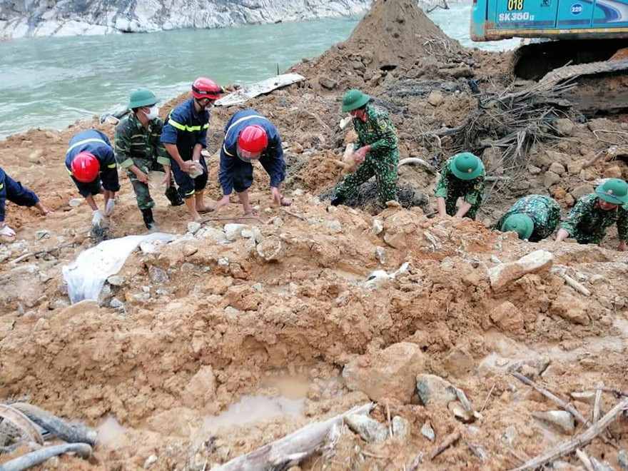 Mưa lớn tái diễn tại TT-Huế, lực lượng cứu hộ tại Rào Trăng 3 được yêu cầu rút về thủy điện Rào Trăng 4. Nếu thời tiết xấu, lực lượng này cũng sẽ tiếp tục rút lui phía sau.