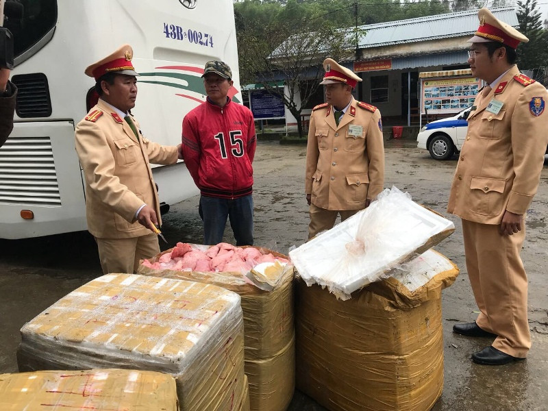 Thu giữ 5 thùng nội tạng động vật bốc mùi trên xe giường nằm