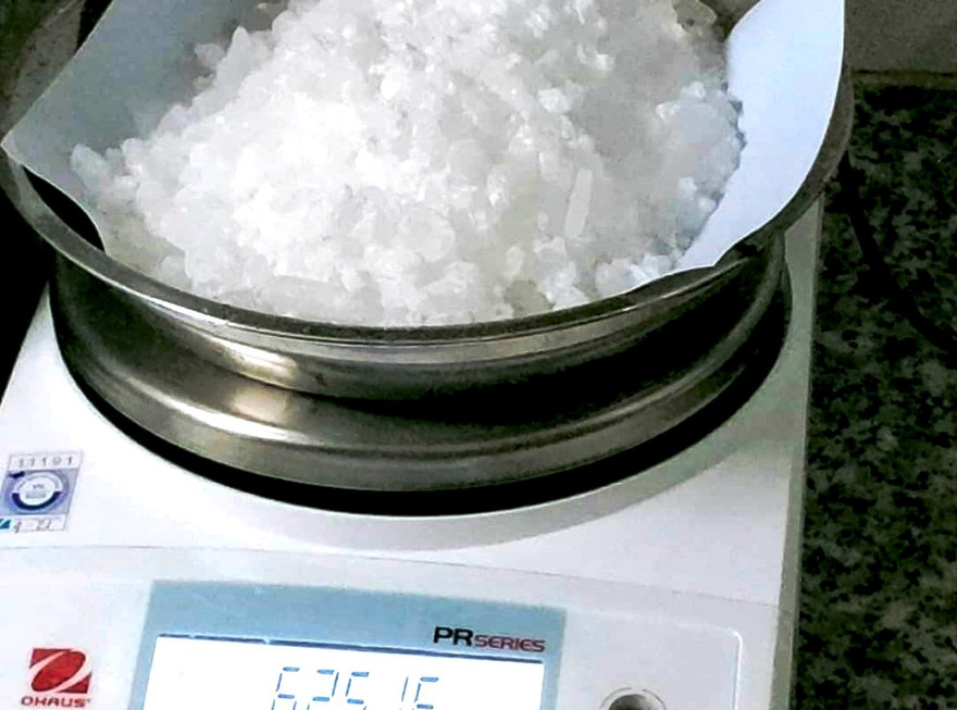 Tang vật ma túy công an thu giữ được từ đường dây buôn bán trái phép chất ma túy do nữ sinh viên 21 tuổi Hoàng Nguyễn Minh Hằng cầm đầu.