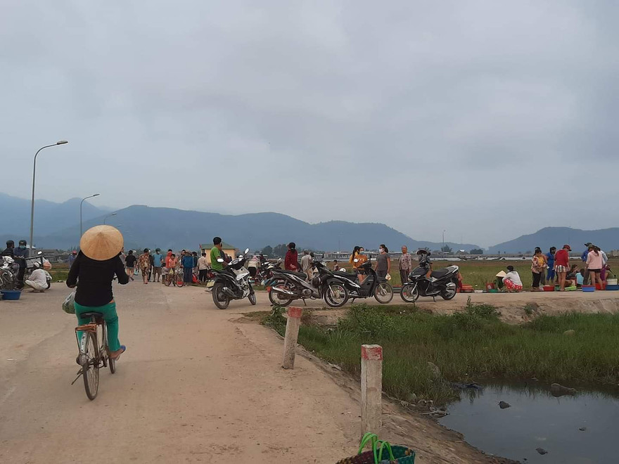 Chợ cá tự phát Lê Thái Thiện tập trung đông người vào sáng 4/4.