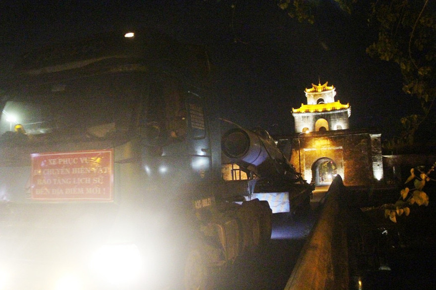 Khoảnh khắc máy bay Mig-21 được xe tải siêu trường siêu trọng chở chui lọt qua cổng Kinh thành Huế cổ kính, nhỏ hẹp và lưu thông trên cây cầu cổ bằng đá hàng trăm năm tuổi.