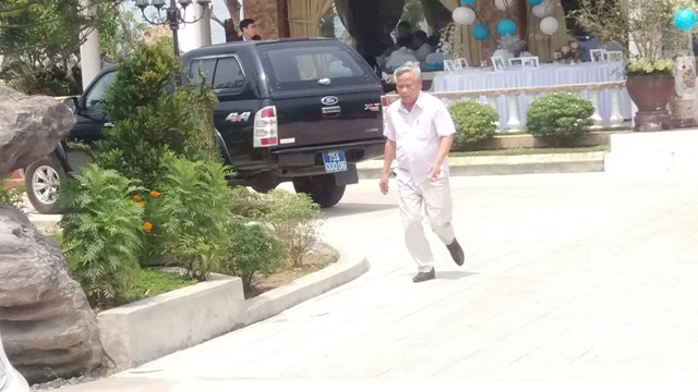 Chiếc xe công đặc dụng có thiết bị phát tín hiệu ưu tiên này của lực lượng kiểm lâm là do Hạt trưởng và Hạt phó Kiểm lâm thị xã Hương Thủy, TT-Huế, sử dụng đến dự lễ cưới tại huyện Phú Lộc trưa 27/3/2018