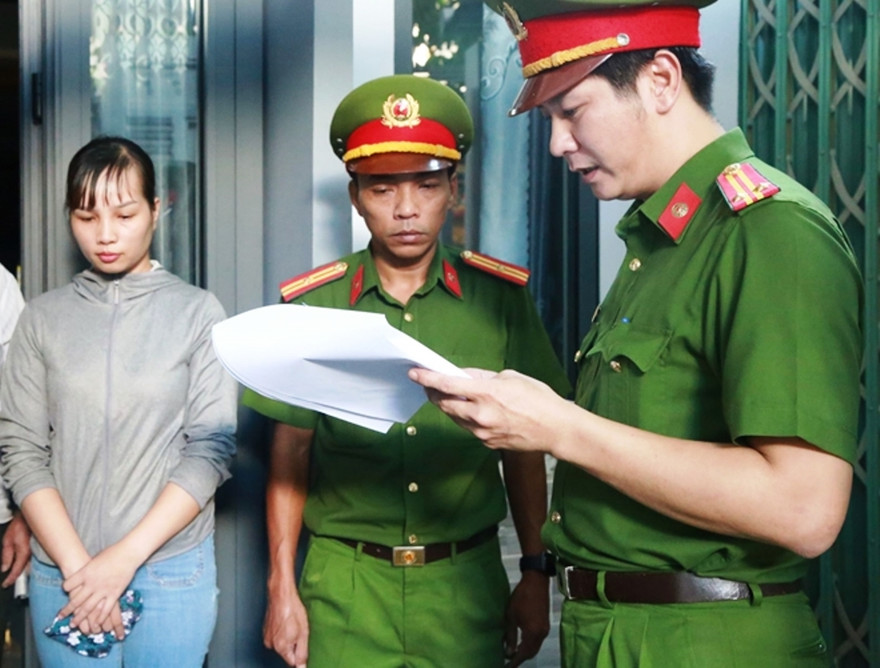 Công an đọc lệnh khởi tố, bắt tmaj giam "nữ quái" Trần Thị Như Ý