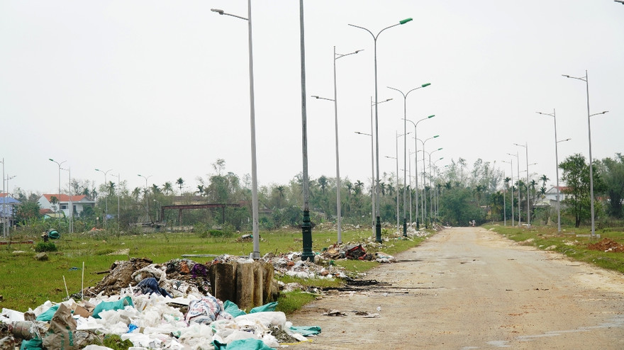 Hai công trình chiếu sáng tiền tỷ liên tục được đầu tư trên đoạn đường cụt giữa đồng không mông quạnh, hiếm hoi người đi và ngập đầy rác.