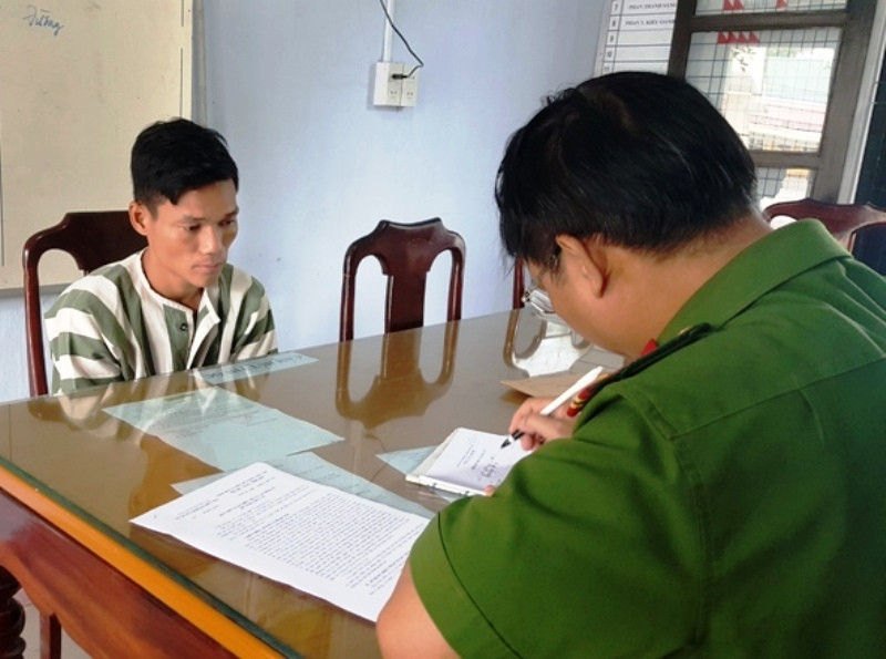 Công an huyện Phú Lộc lấy lời khai đối với nghi phạm trộm cắp Nguyễn Đức Cường