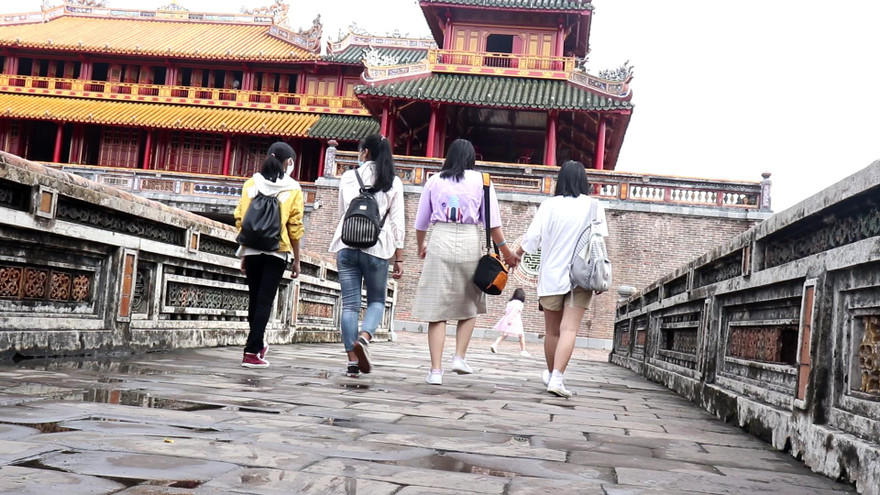 Du khách bắt đầu quay trở lại các điểm tham quan nổi tiếng tại Huế, sau thời gian dài những như thế này bị đóng cửa để phòng chống dịch bệnh.