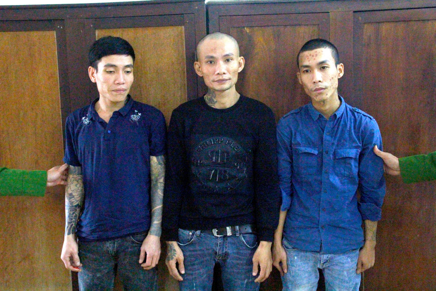 3 đối tượng dùng dao, súng xông vào quán internet đập phá tài sản, đe dọa người chơi game trả tiền nợ.