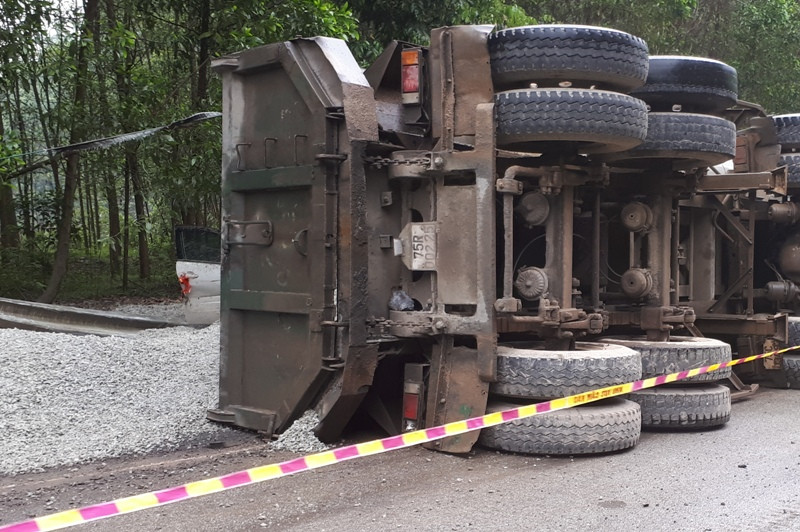 Cô dâu, chủ rể chết khiếp khi xe hoa suýt bị ô tô tải đè nát