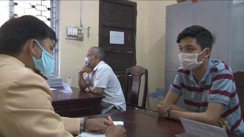 Lê Nguyên Thanh Bình tại cơ quan công an.