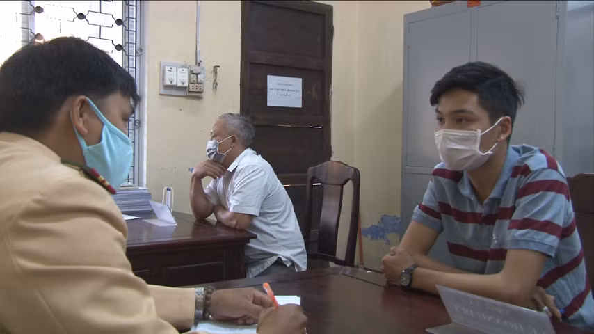 Lê Nguyên Thanh Bình tại cơ quan công an.