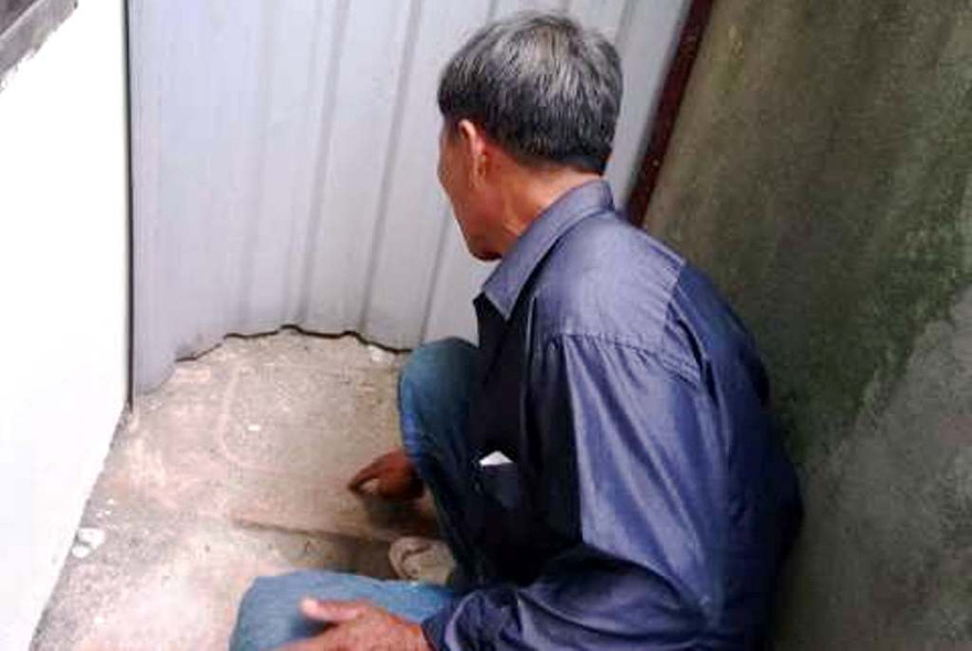 Một góc khuất của chùa, nơi phát hiện cháu bé sơ sinh còn chưa cắt dây rốn