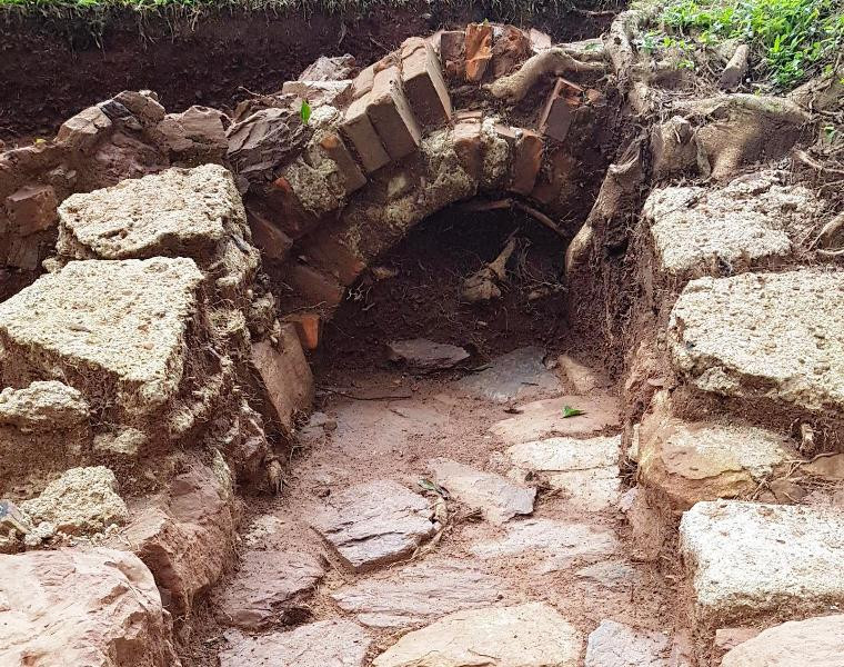 Tại cụm di tích lăng vua Đồng Khánh đã xuất lộ nhiều công trình kiến trúc nguyên bản và hé lộ rất nhiều thông tin quý giá